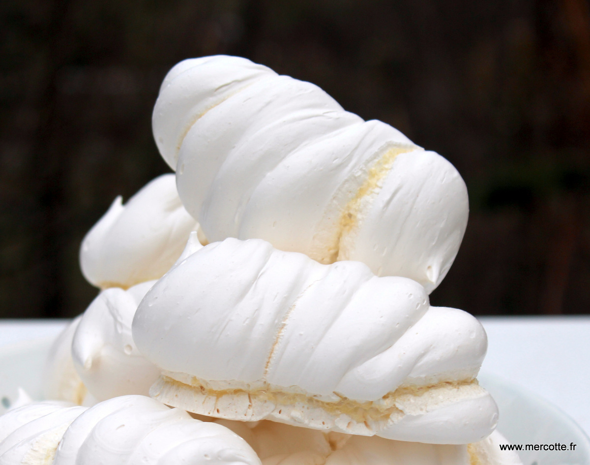 Les desserts de rudy - RECETTE DE LA MERINGUE FRANÇAISE 60g de blancs  d'oeuf à température ambiante 60g de sucre en poudre 60g de sucre glace  Mettre les blancs d'oeufs à battre
